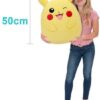 Knuffel - BANDAI - Pokémon - Squishmallows 50 cm - Pikachu - Grote ultrazachte knuffel - Officiële Pokémon-licentie - Afbeelding 2